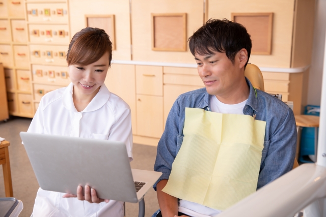 患者に説明している看護師